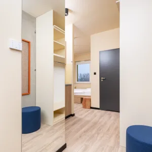 Wnętrze pokoju dwuosobowego – akademik NextDoor Kraków